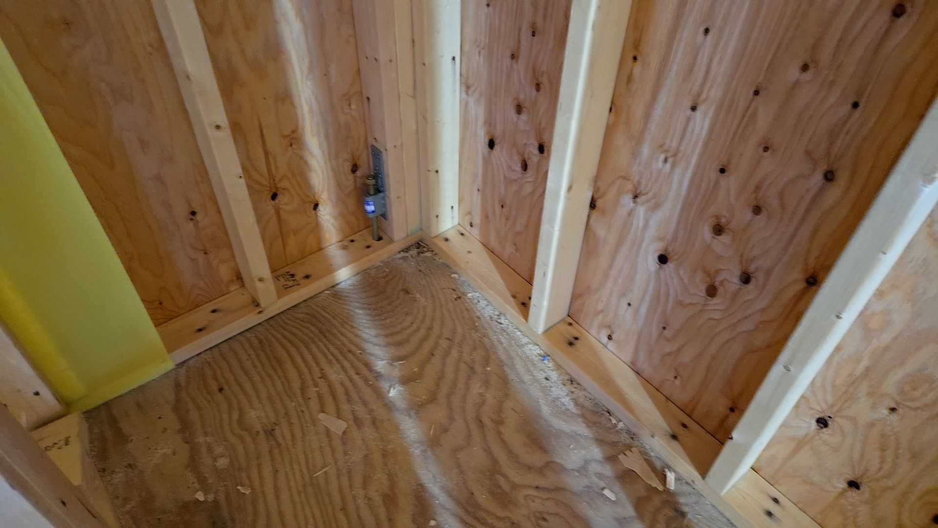 金物を取り付ける際、図面を見ながら金物の仕様を確認し取り付けていきます。