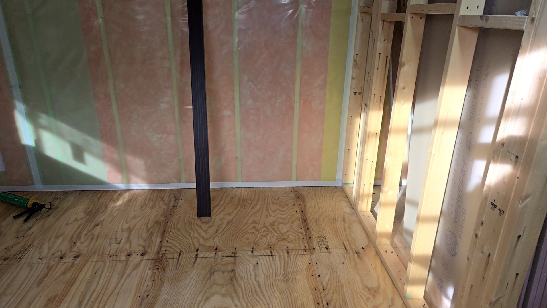 これよりフロア張りが行われていきます。キズや汚れが付かないよう丁寧に施工していきます。