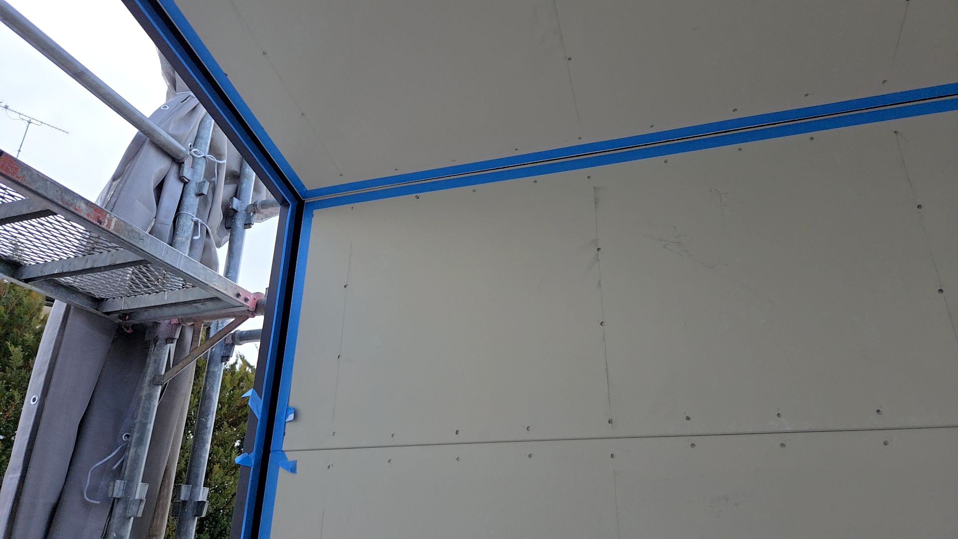 塗装業者による外壁のコーキング工事の様子です。汚れを付けないよう丁寧に作業が進められております。