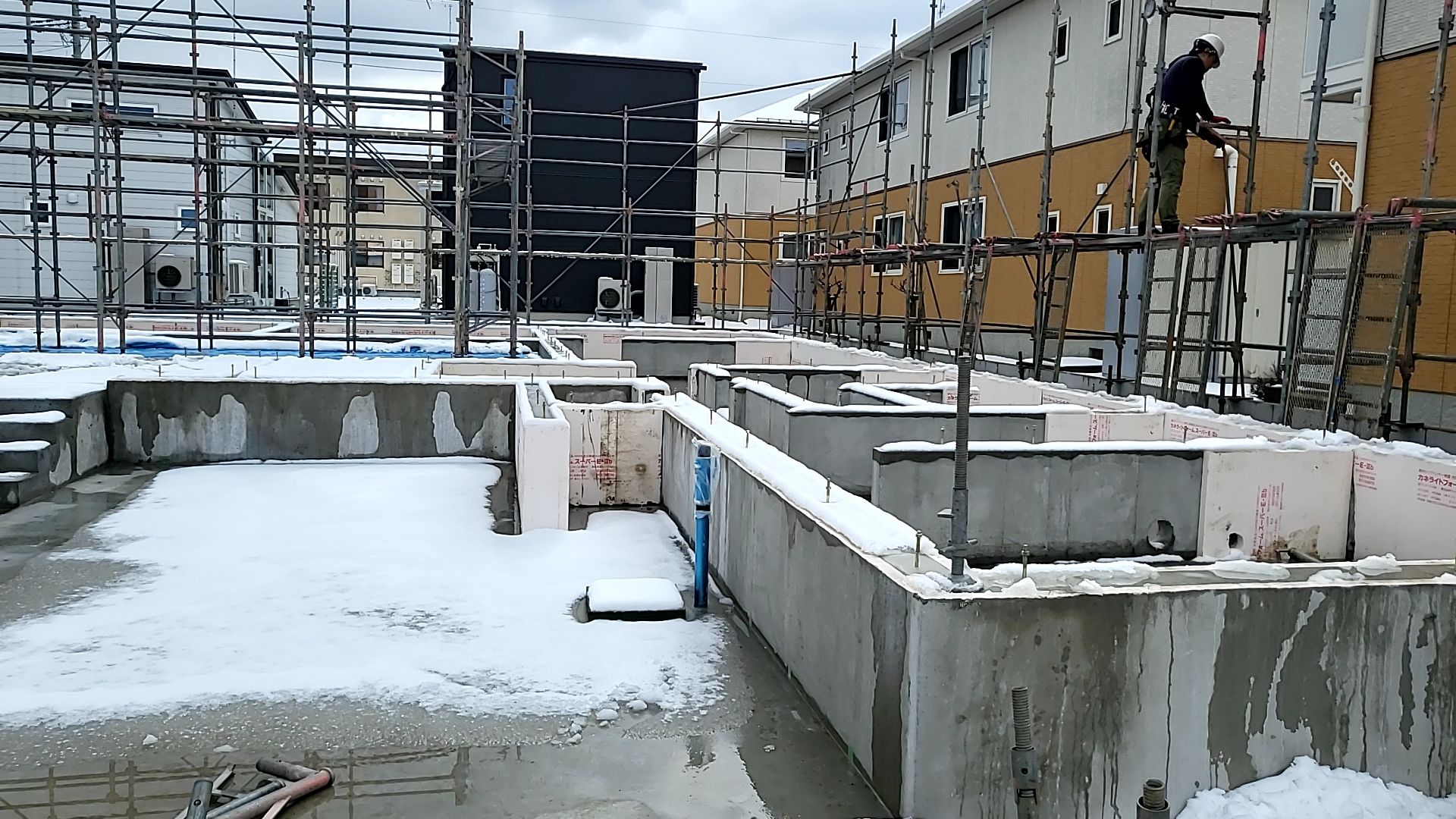 基礎などに傷を付けないように丁寧に足場をかけていきます。