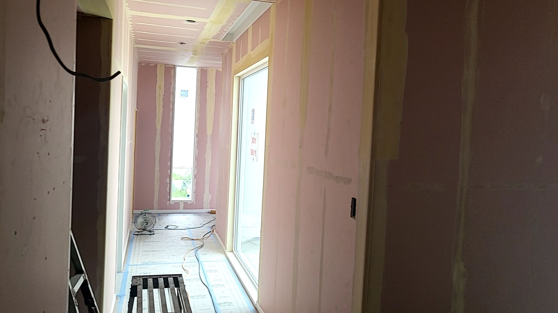 クロスを貼った際にシワやヨレがでないよう、丁寧なパテ掛けを行っております。