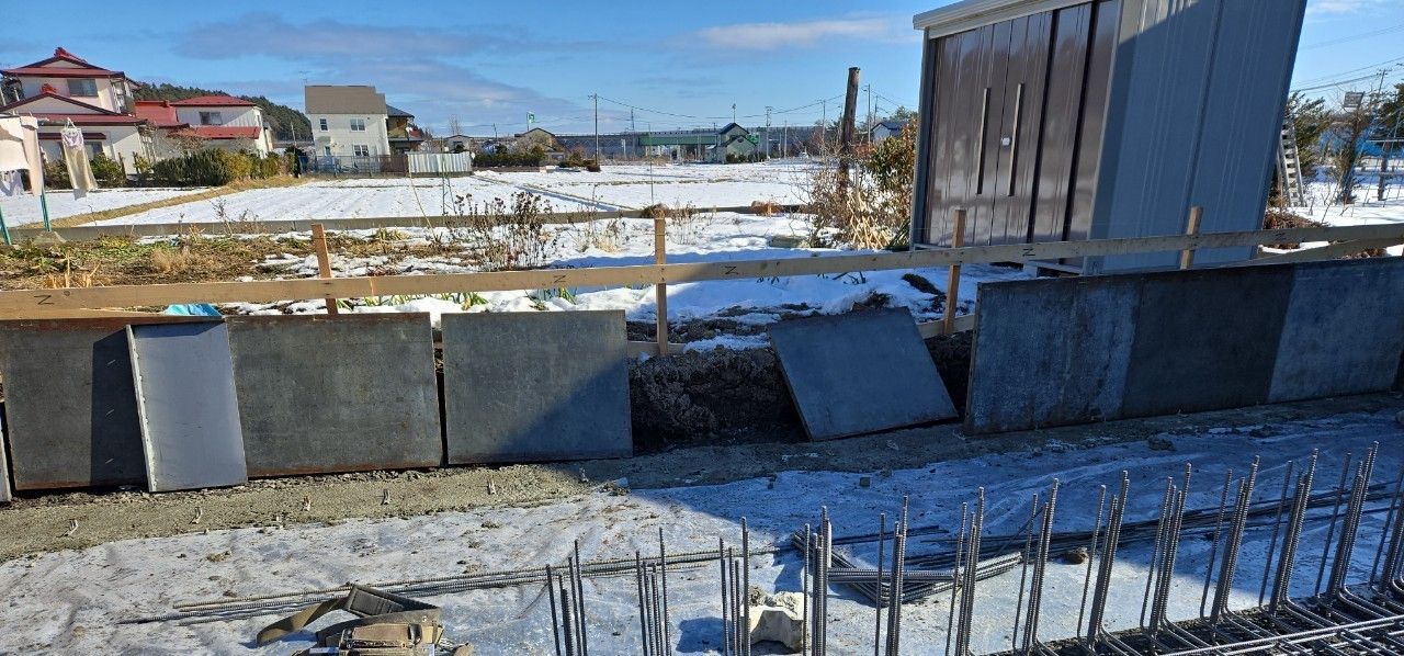 型枠が建てられていく様子です。基礎の幅を確認し、作業を進めていきます。