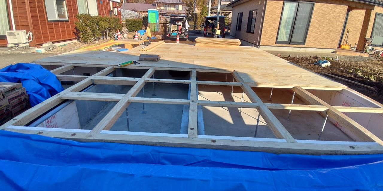 土台敷きが終了したので、合板を張っていきます。