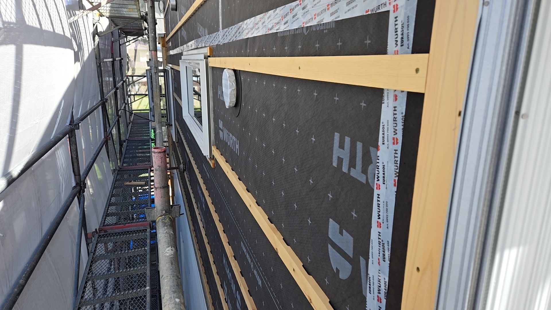 外壁張りが行われた様子です。