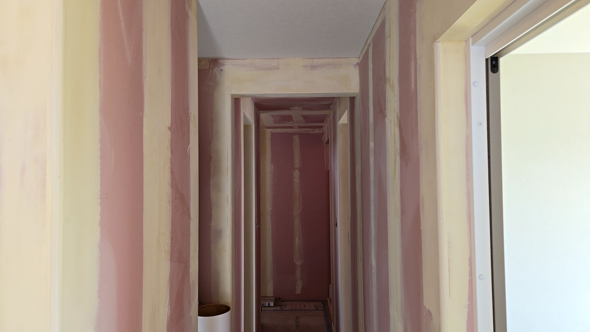 引き続き、内装業者によるパテ掛けが行われております。このあとクロスが貼られていきます。