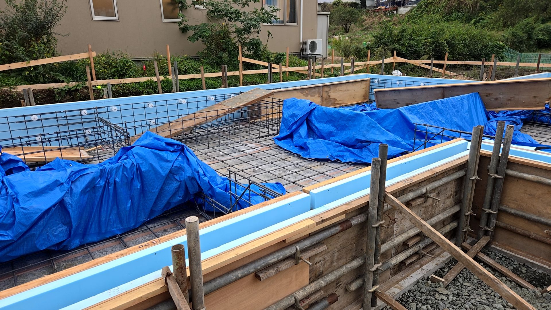 図面・仕様を確認し、間違いのないよう作業を進めております。