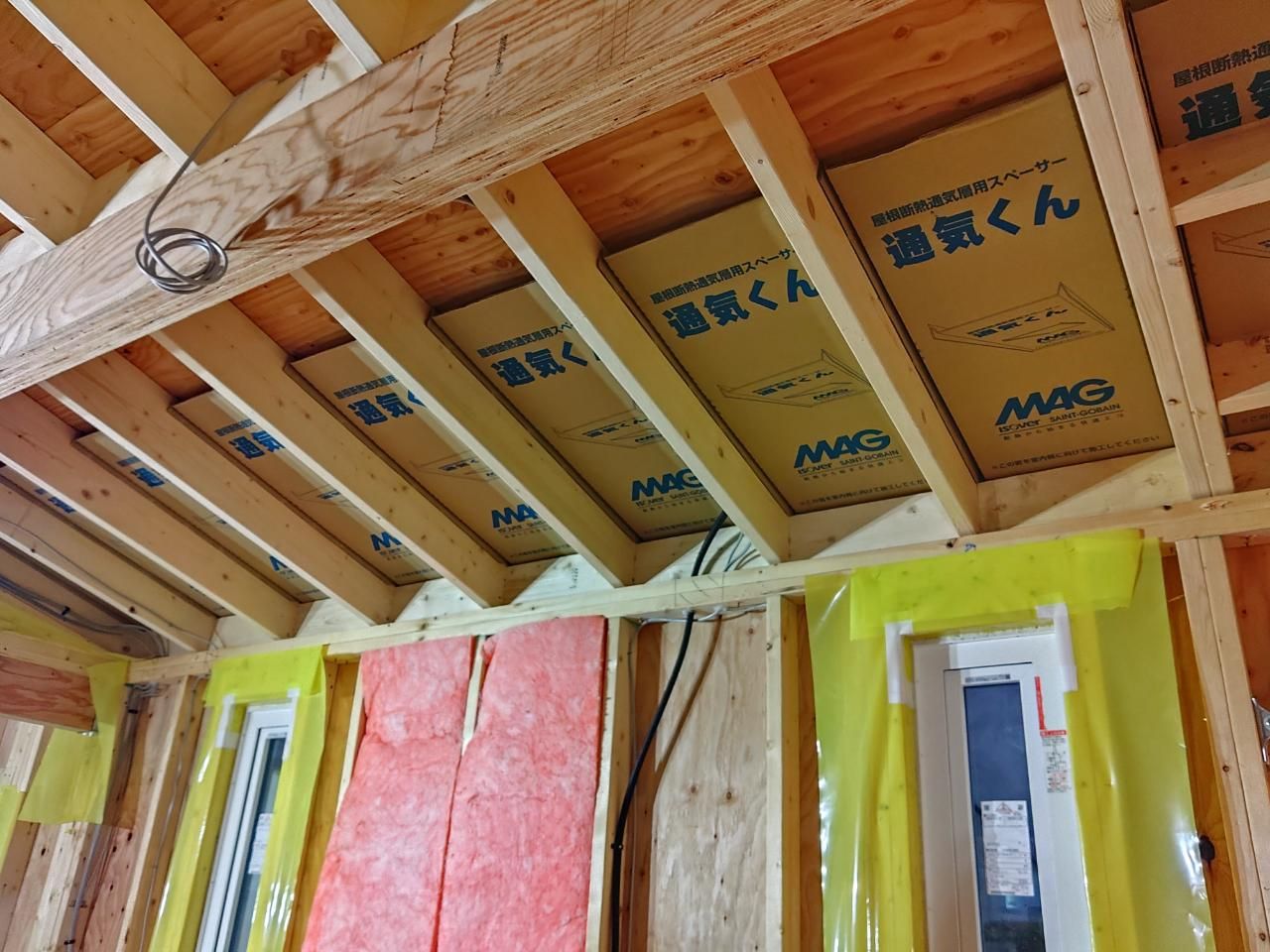 断熱材を隙間なく丁寧に充填している様子です。