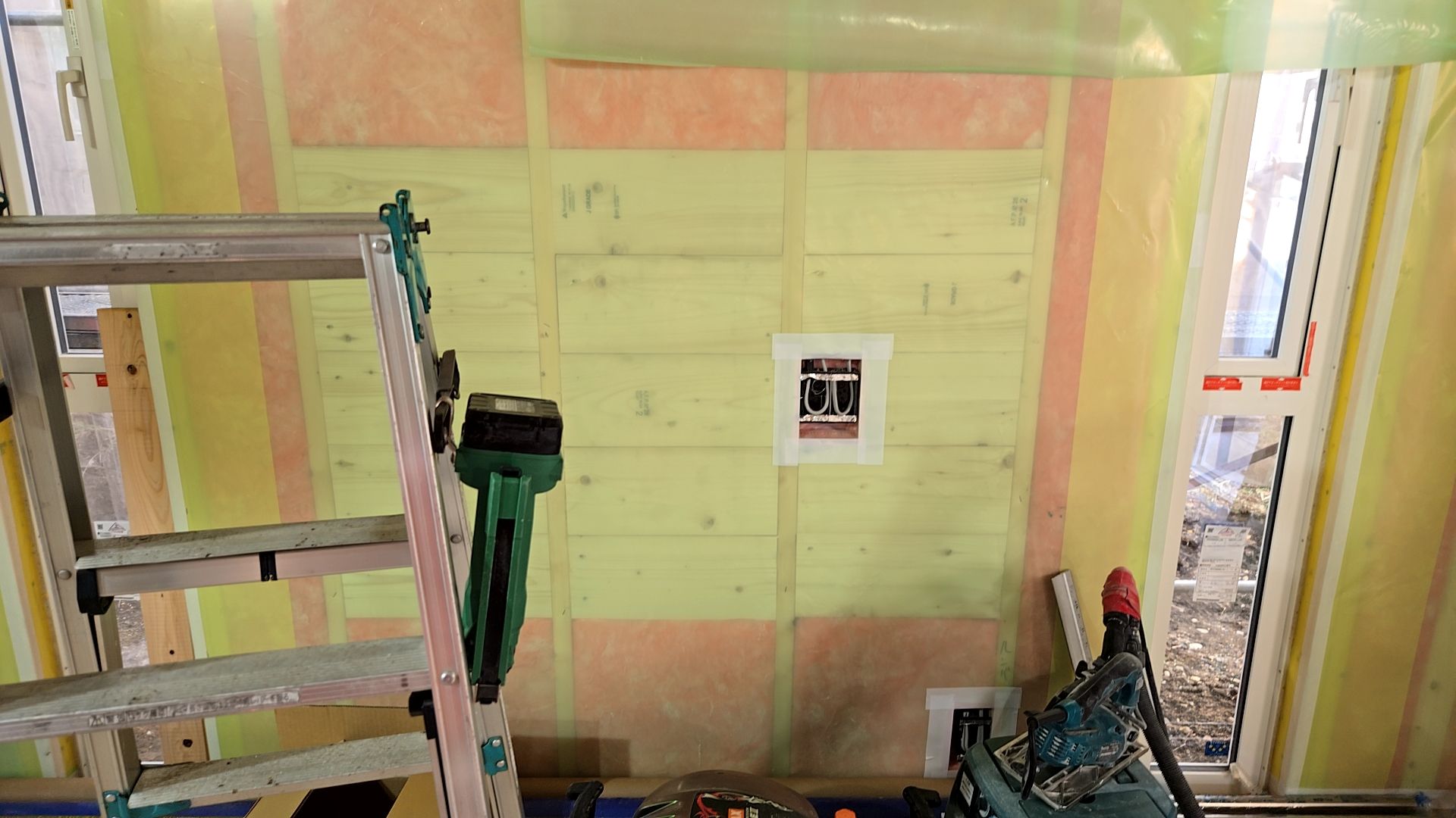 壁掛け金具部分の下地造作が行われている様子です。