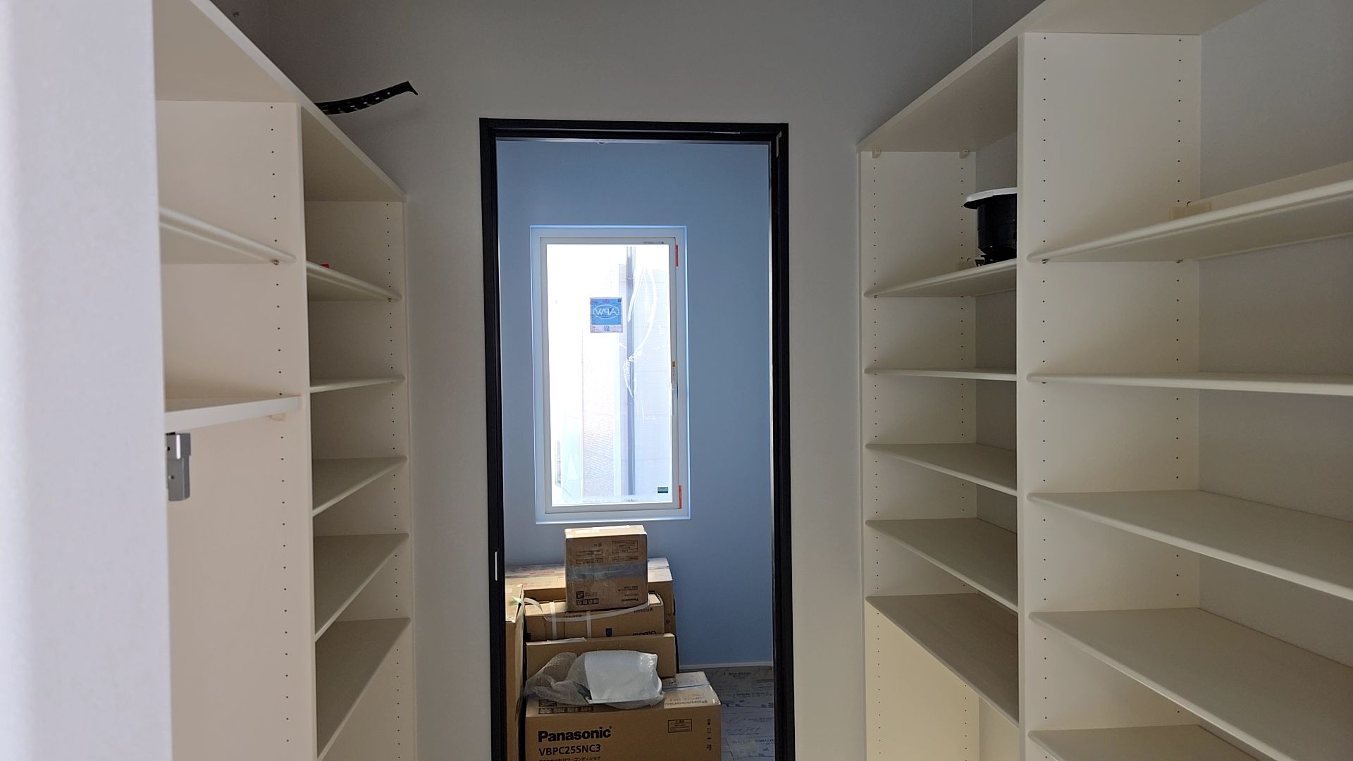 各場所に照明器具や、スイッチ・コンセント等を図面を確認し、位置に注意しながら取り付けていきます。