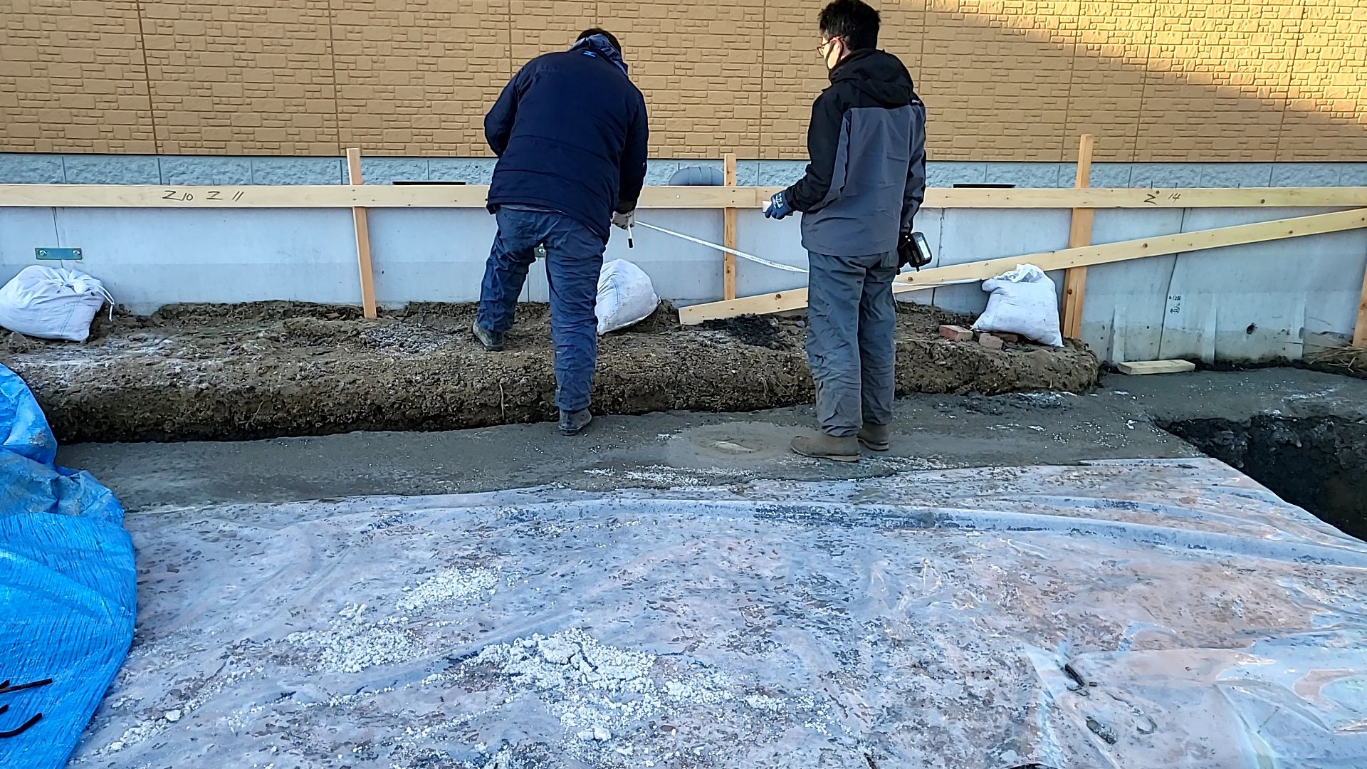 設備業者による外水道配管・設置工事の様子です。