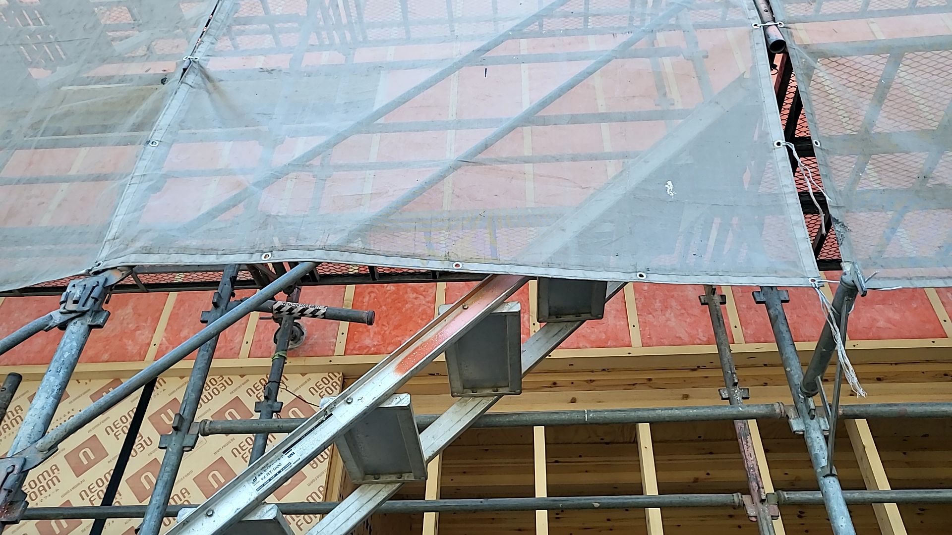 図面を確認しながら丁寧に充填を行っております。