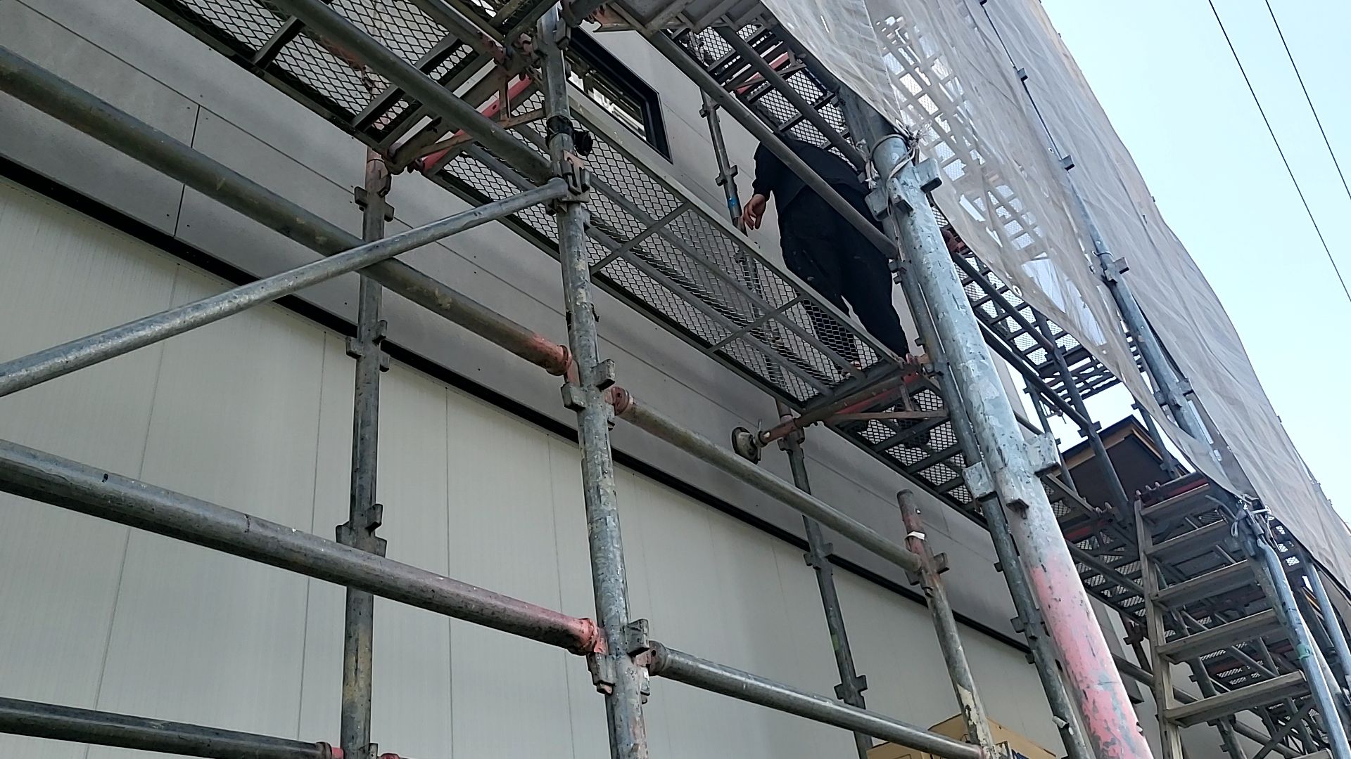 塗装業者による外部バックアップの充填が行われております。