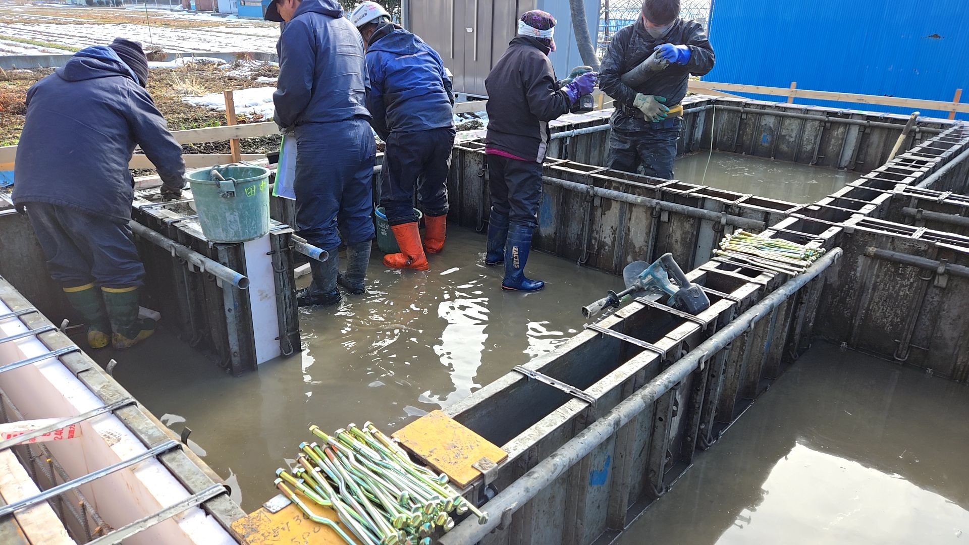 コンクリート打設が行われている様子です。立上り部分に空隙などができないように丁寧に打ち込んでいきます。