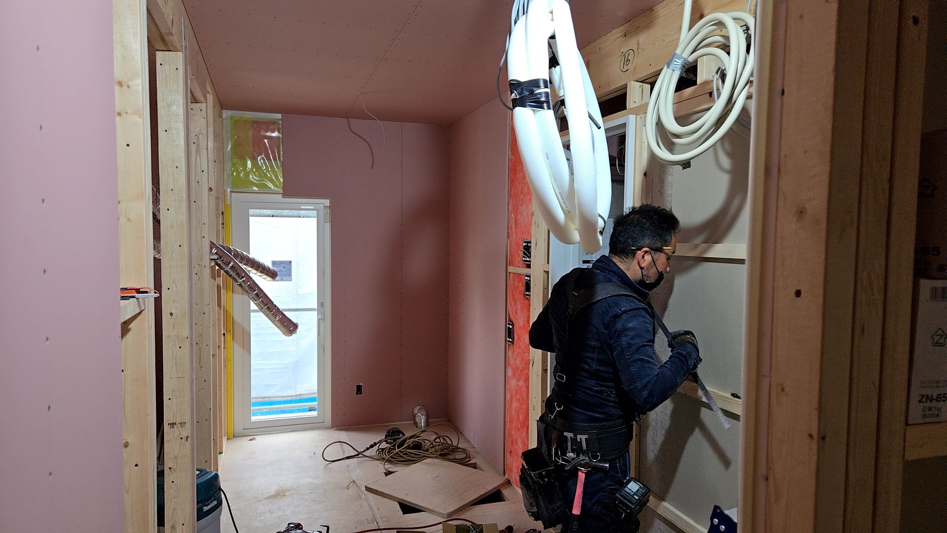 建築による内部造作工事が行われている様子です。