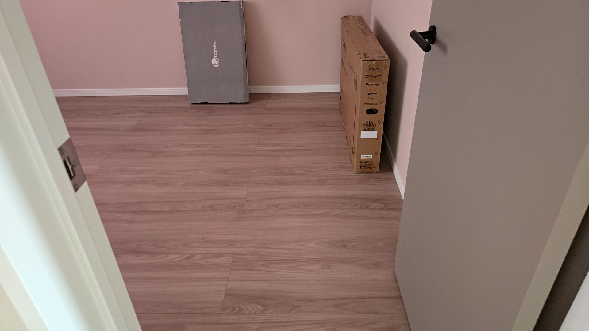 壁掛けTVを取り付ける様子です。