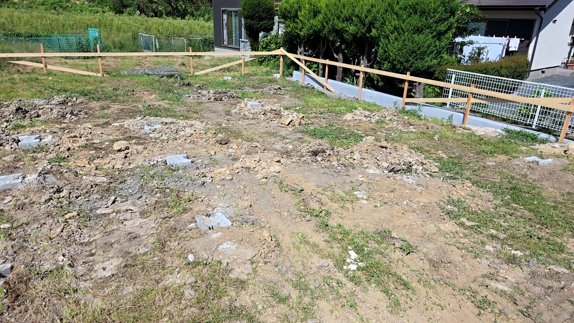 不動沈下を防ぐために杭工事が行われます。