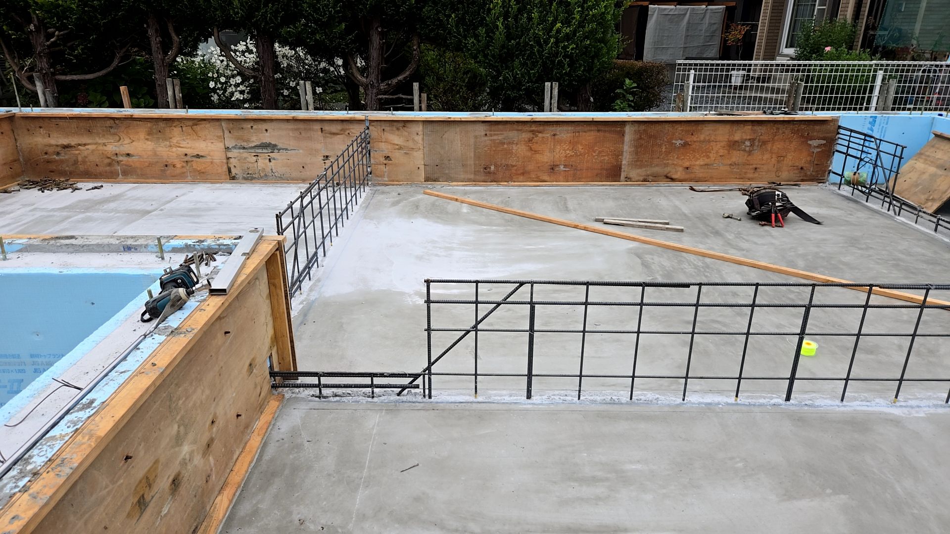 中の鉄筋がむき出しになっているので、ケガや事故のないよう注意しながら施工しております。