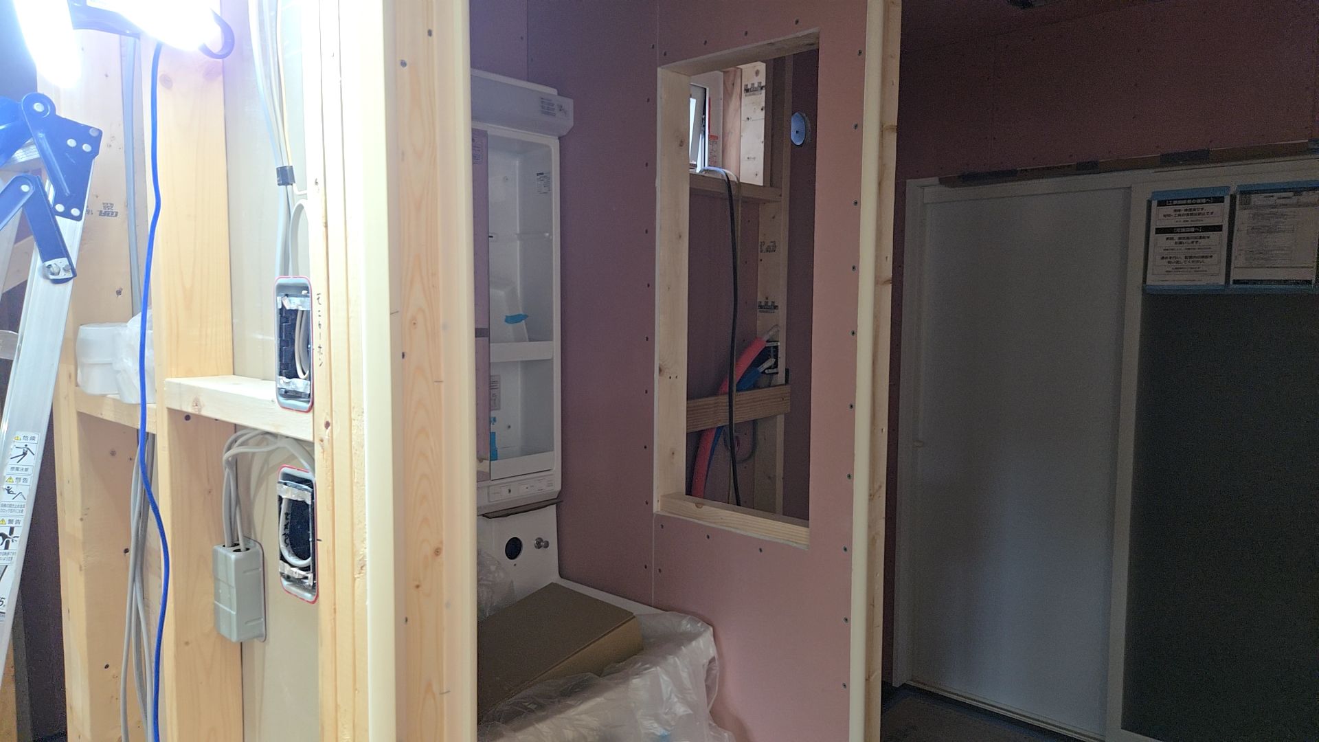 洗面化粧台脇の造作ニッチを取り付けしていきます。