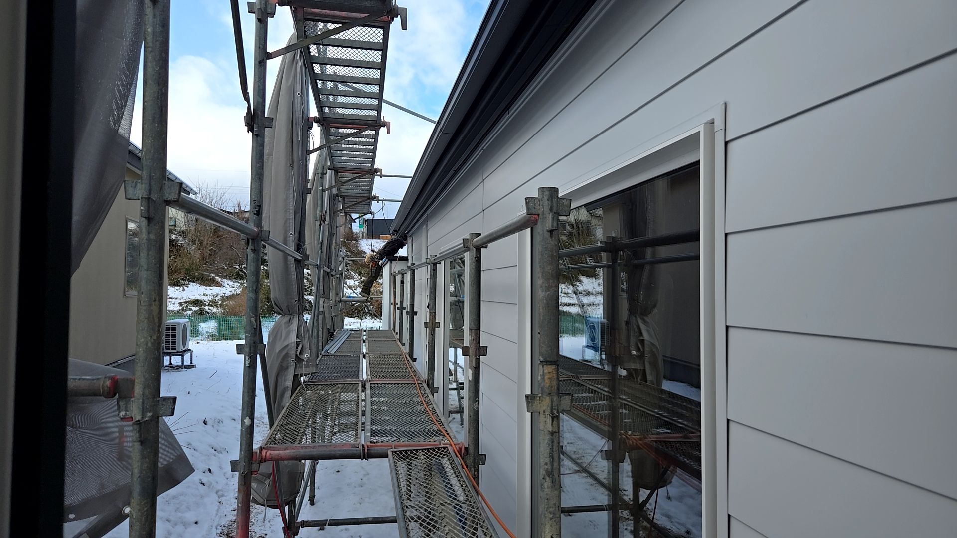 ぶつけたりしてキズを付けないよう、丁寧に外壁貼りが行われています。