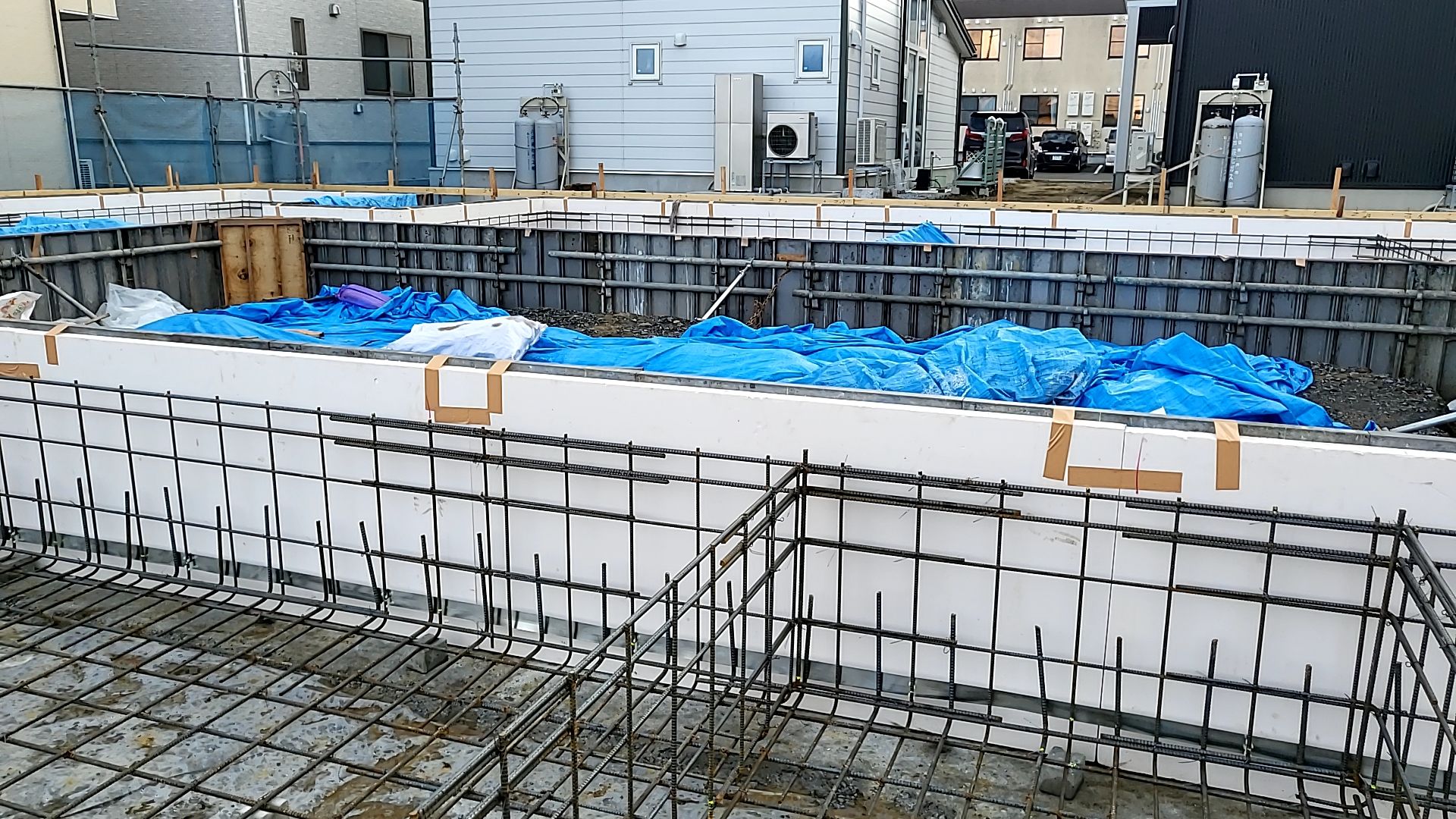 現場内の片付けをしながら、怪我のないよう作業を進めております。