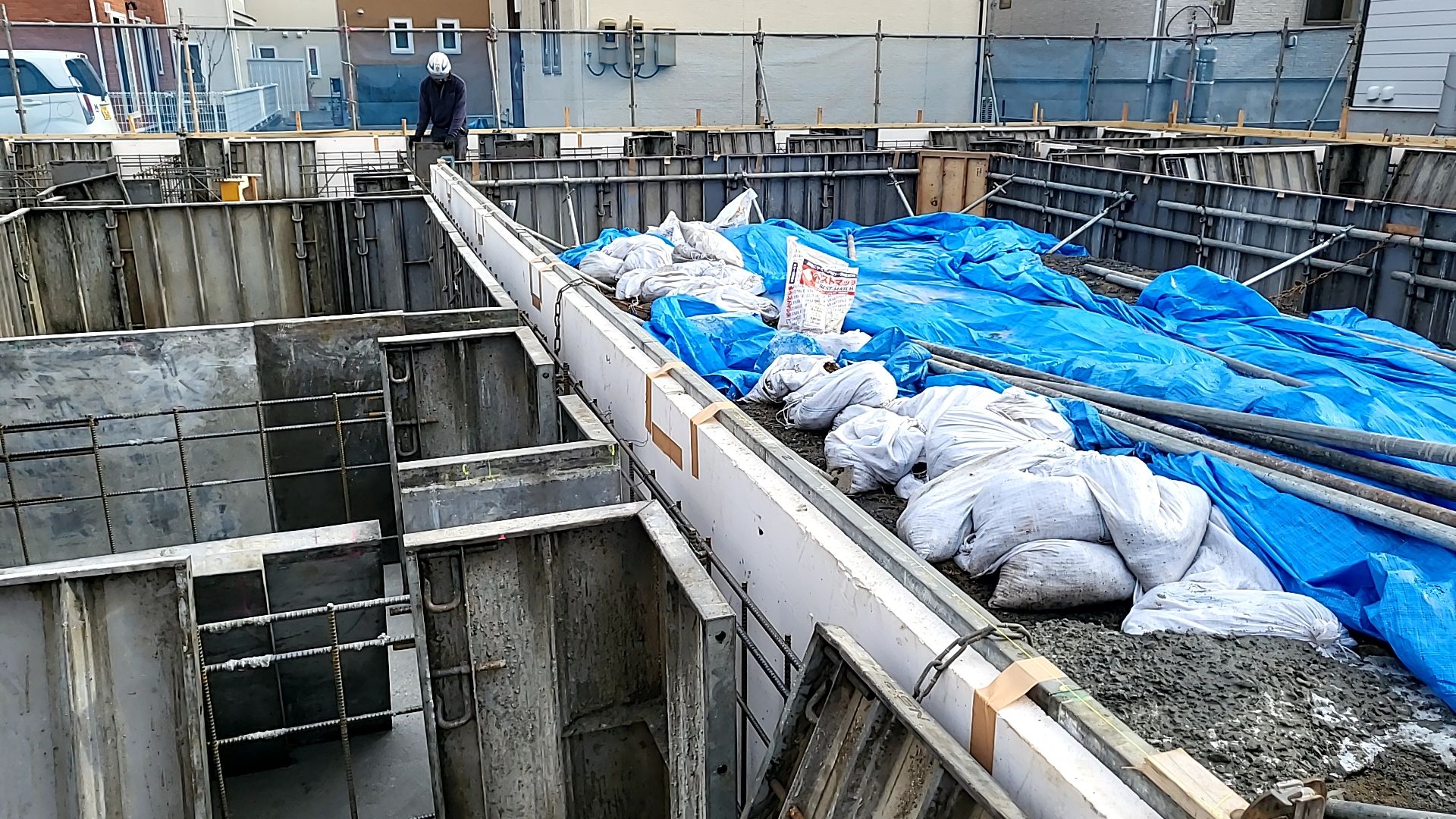 基礎の幅、鉄筋との距離を十分に確認しながら作業しております。