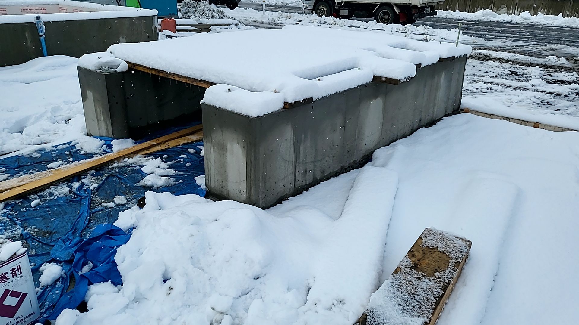 図面を確認しながらコンクリートの厚さ、鉄筋の仕様に注意し、丁寧に施工しております。