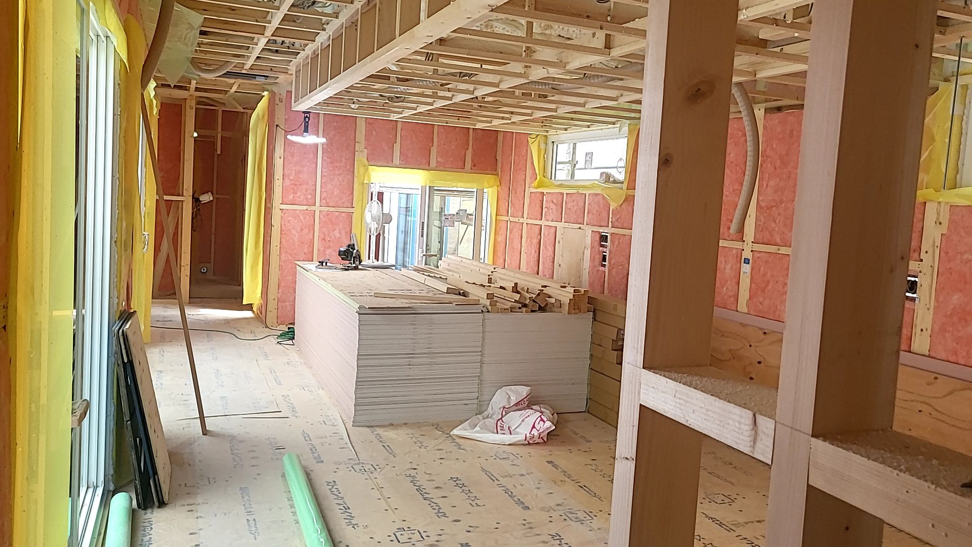 現場内をきれいに片づけながら、怪我のないよう作業を進めております。