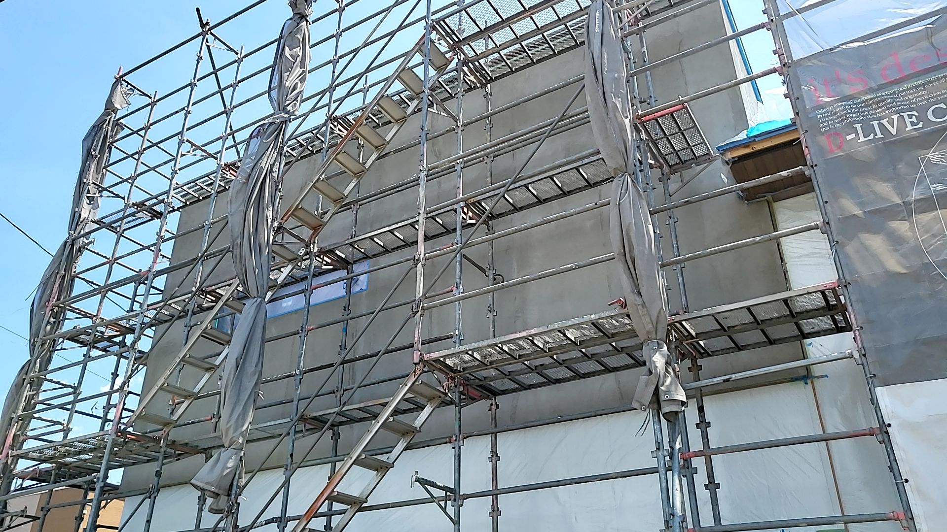 塗りムラや凹凸のないよう、きれいに作業が進められました。