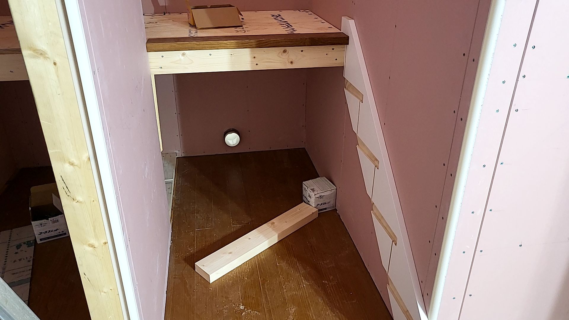 階段の造作工事が始まりました。