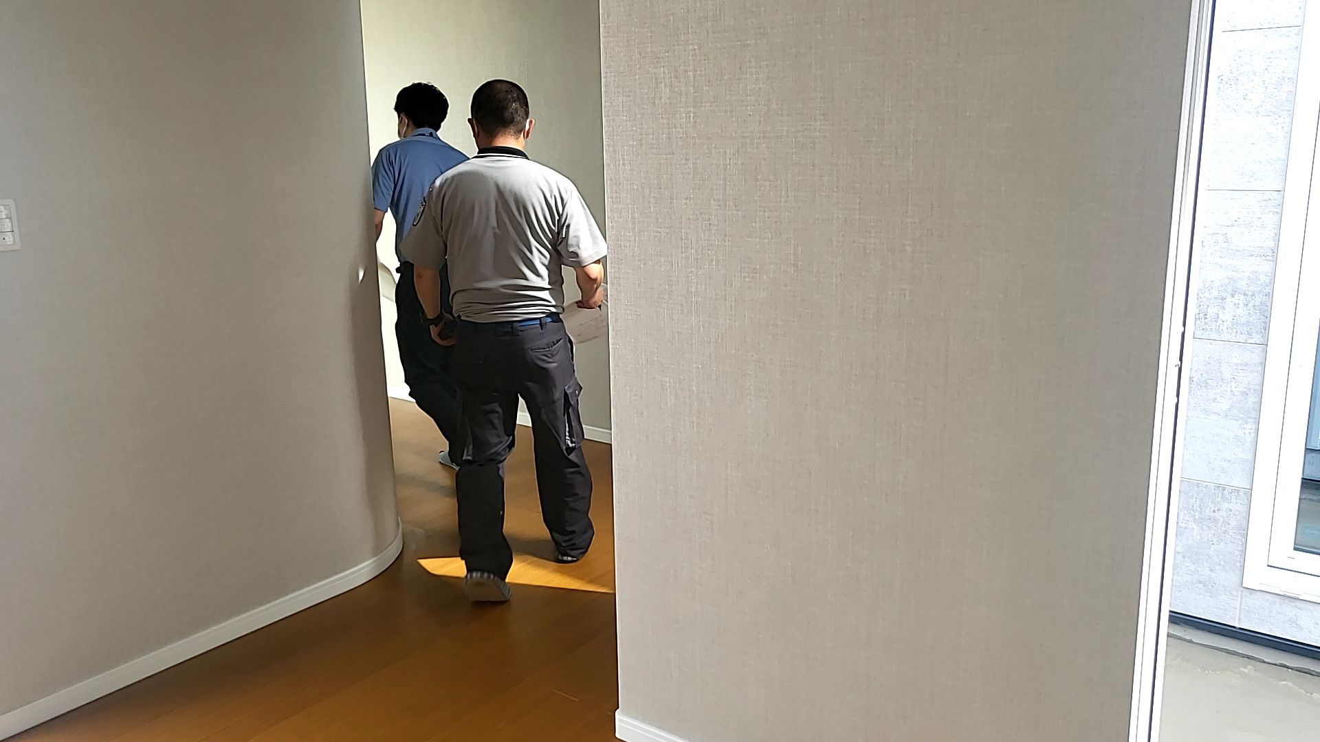 警備会社による警備機器の位置出しの確認と、機器の取り付けが行われております。