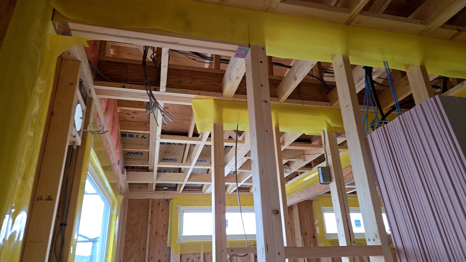 穴をあける位置や径など、注意しながら作業しております。