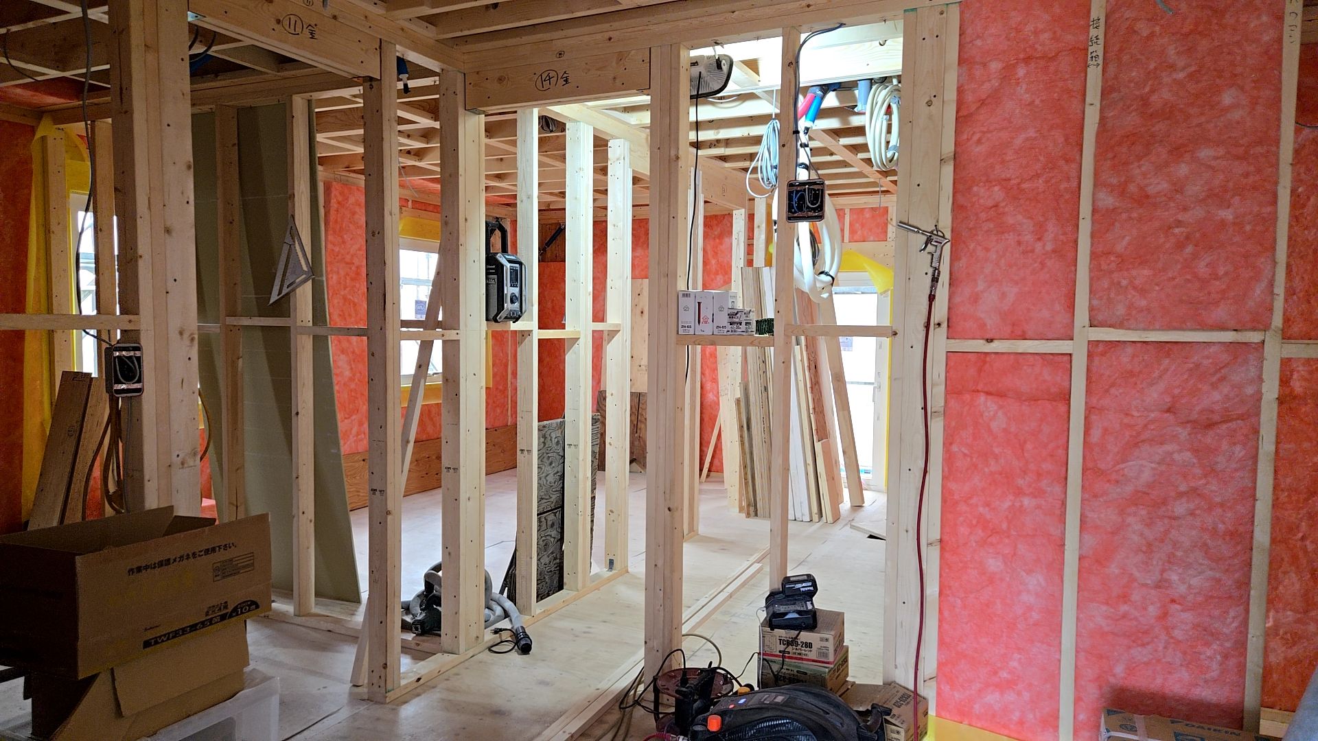 内部の配線工事が行われた様子です。