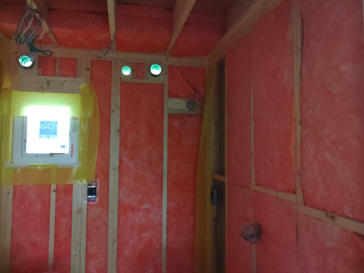 隙間なく丁寧に断熱材を充填しております。