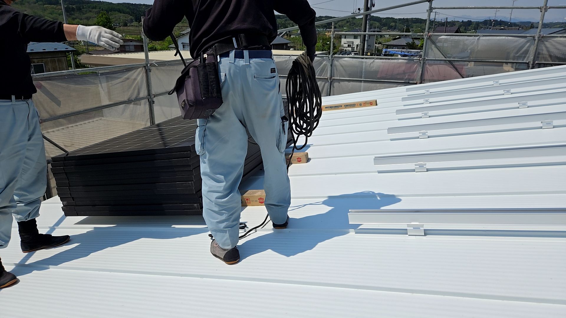 高所作業のため、安全には十分注意し怪我や事故のないよう作業を進めております。