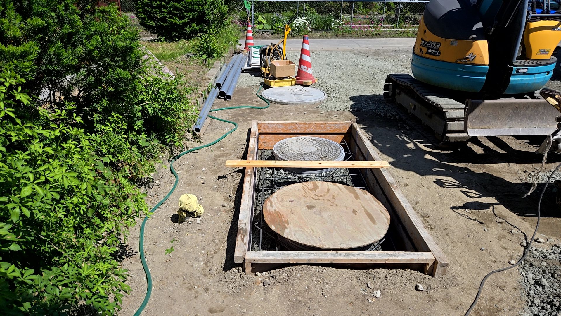 設備業者による浸透桝コンクリート打設の様子です。