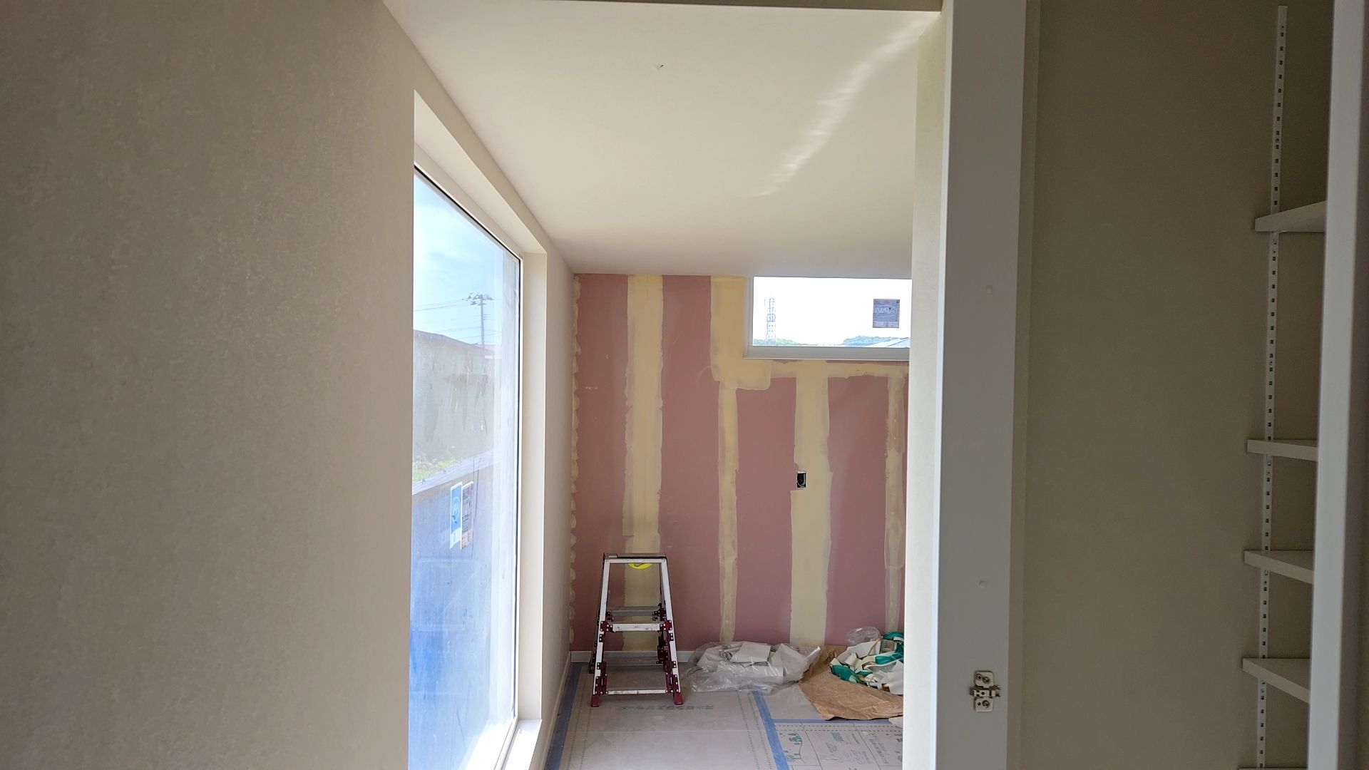 クロスがヨレないように、傷をつけないように、丁寧に作業を進めております。