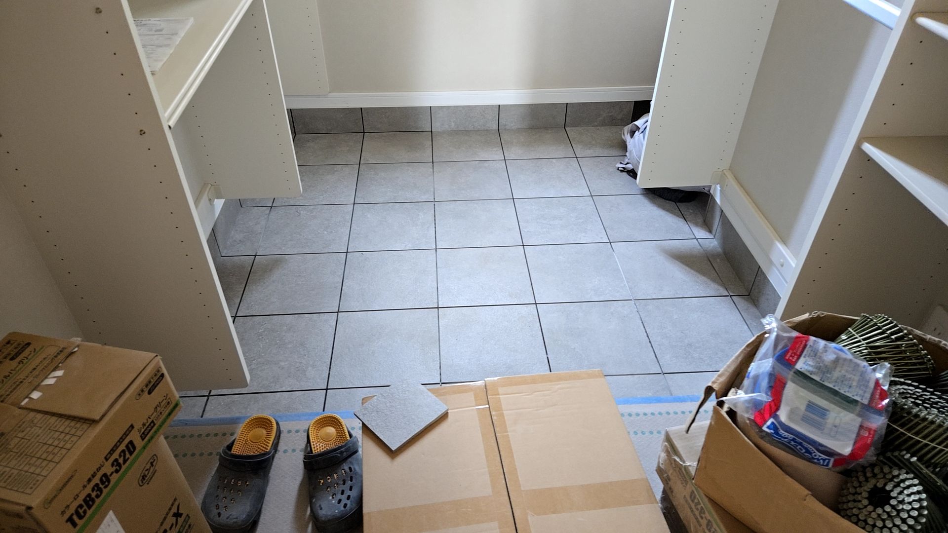 タイル業者による玄関のタイル敷きが行われました。