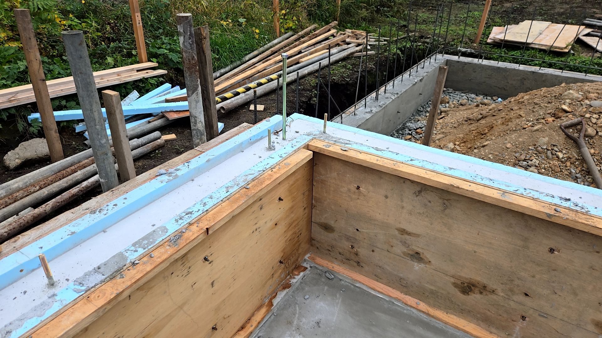 図面を確認しながら中間仕切りの立ち上がり枠を組み立てていきます。