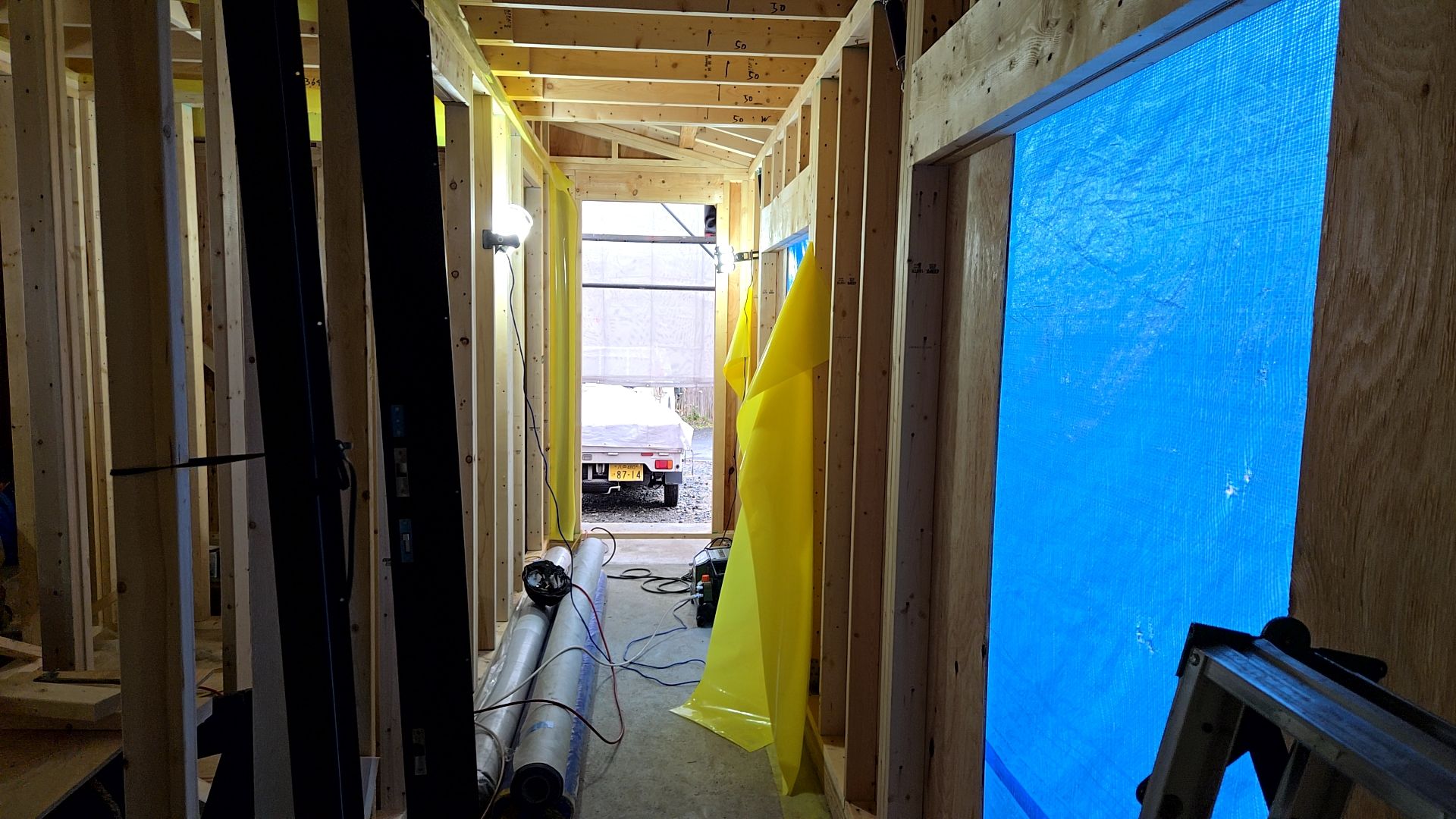 図面を確認しながら、サッシの取り付けを行っております。