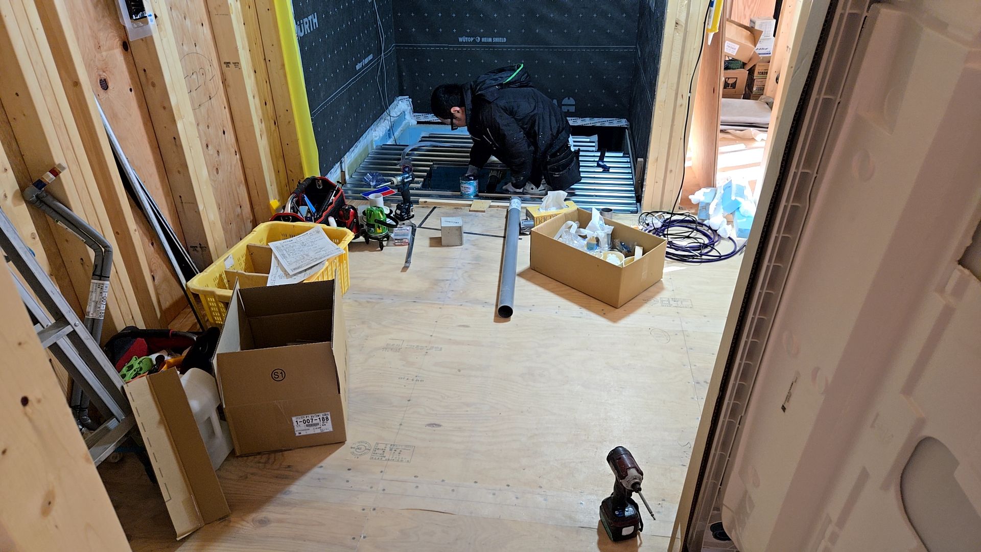 ユニットバスの設置工事が行われております。