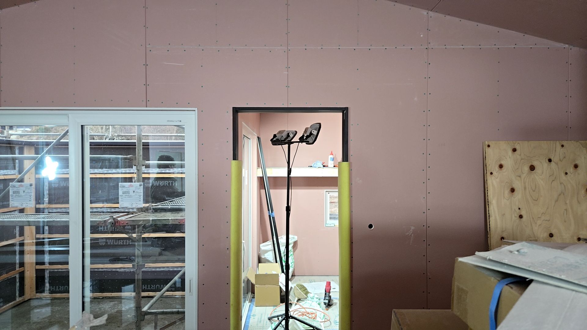 下地造作工事の様子です。図面を確認しながら正確にドア枠を取り付けております。