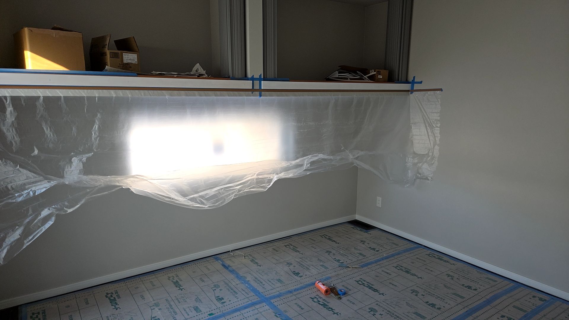 内部塗装工事の様子です。きちんと養生しているため、きれいな仕上がりになっています。