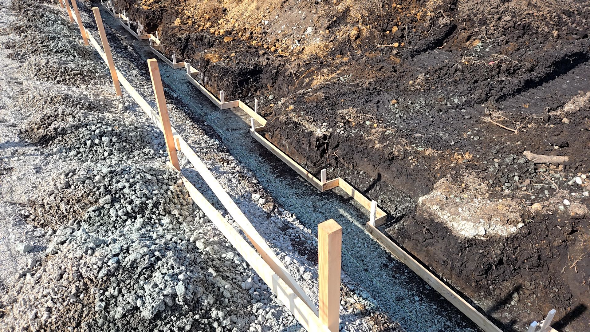 ベースの幅・フーチングの幅に注意しながら、型枠を組んでいきます。