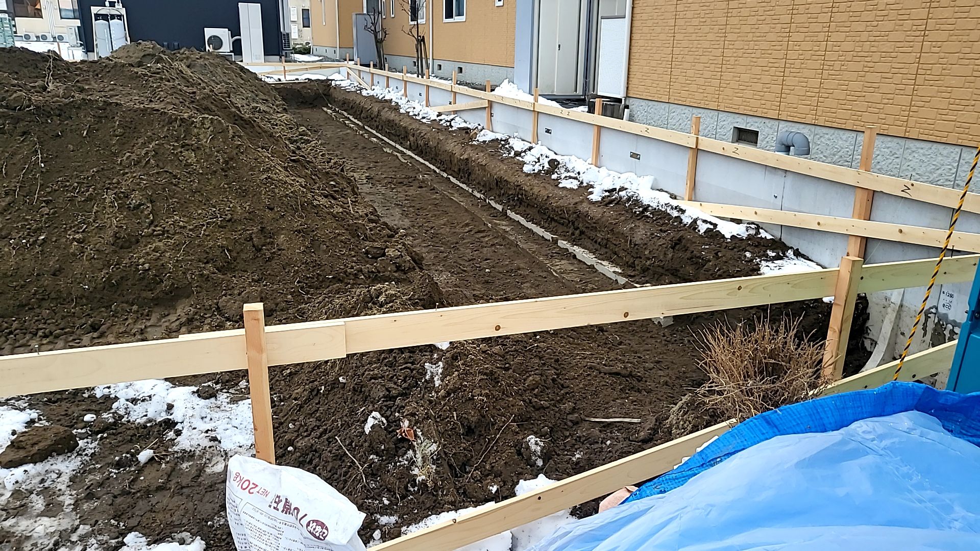 現場にて、高さ確認を行いました。