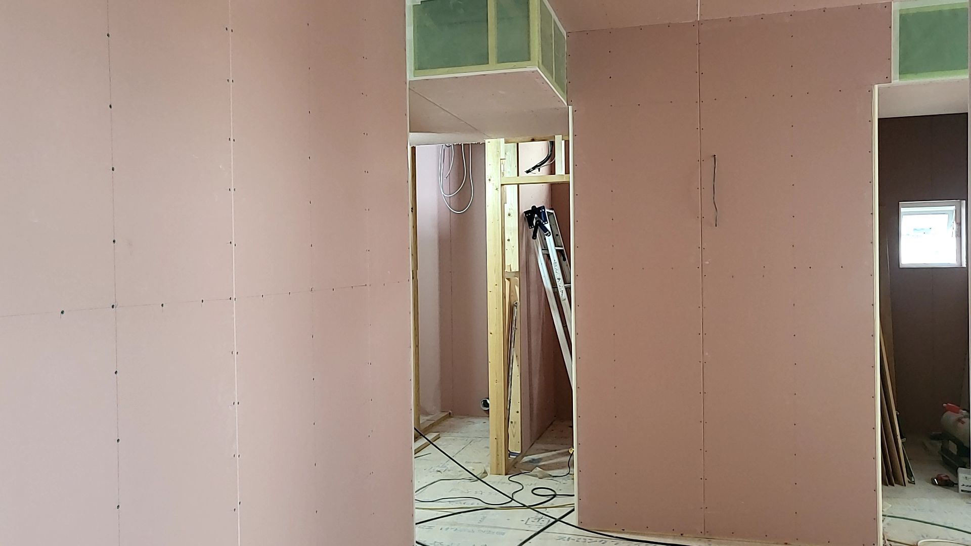 下地造作工事が引き続き進められております。