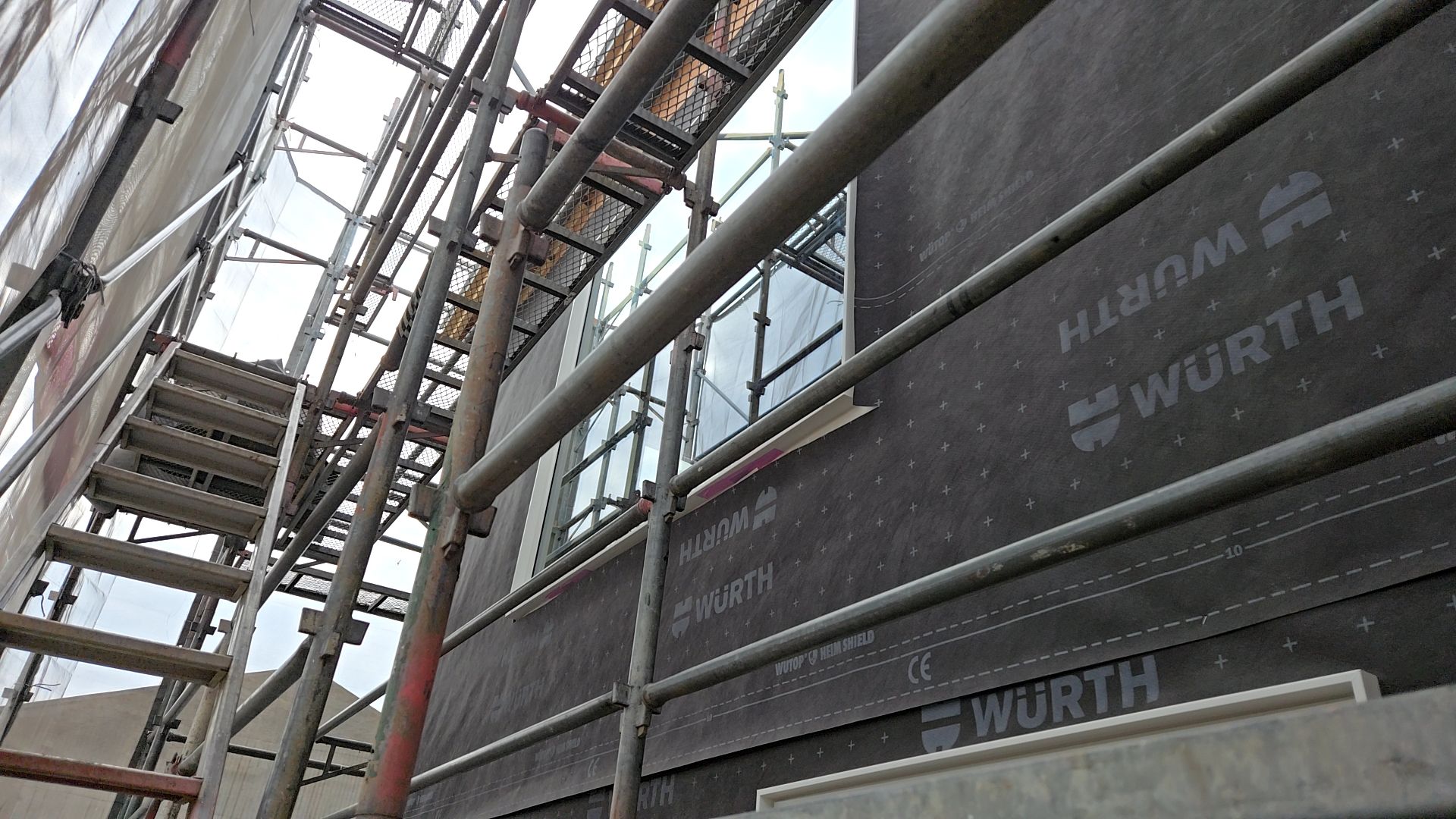 窓廻りは防水テープを張って施工を進めております。