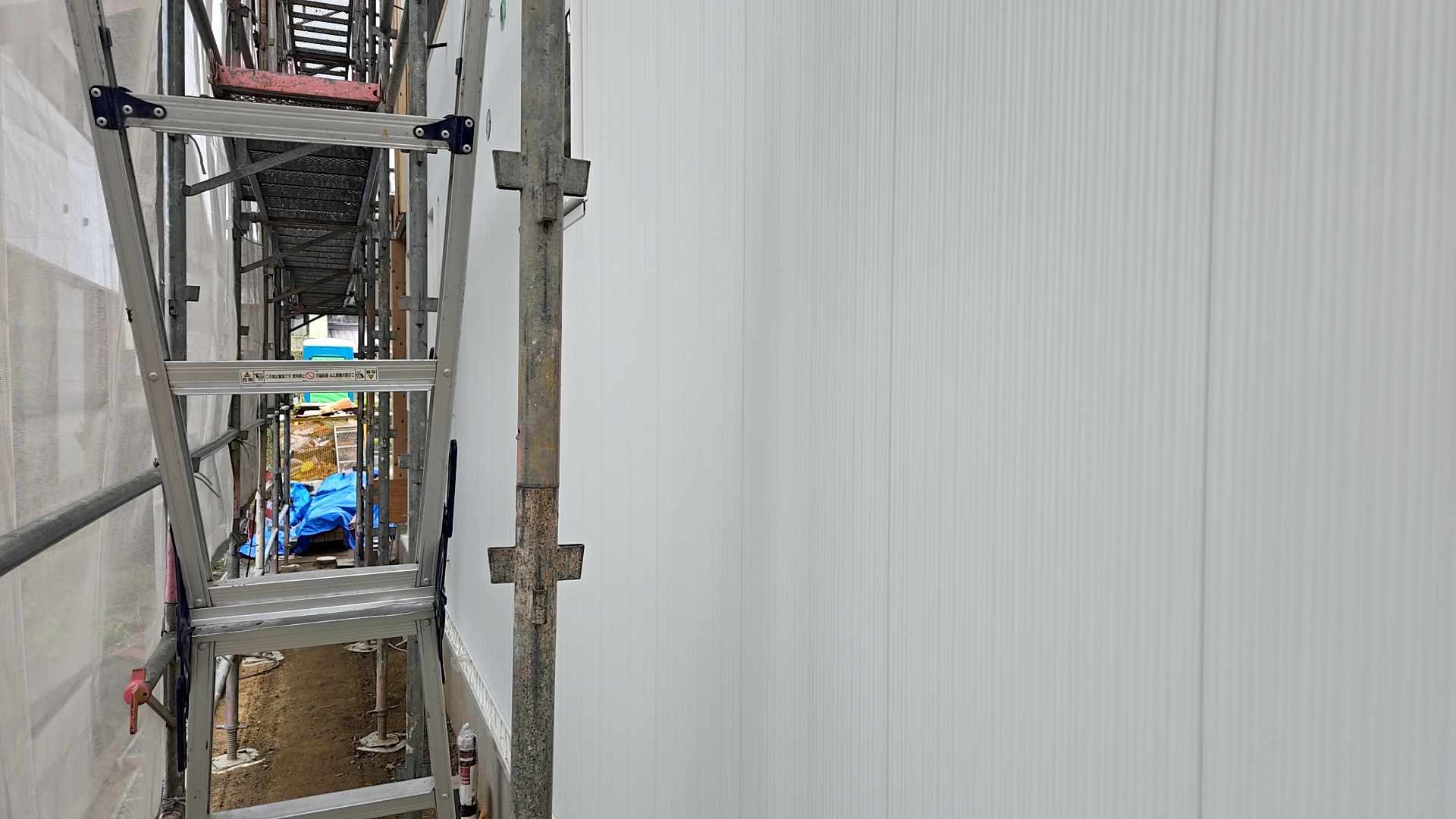 傷を付けないよう丁寧に施工を進めております。