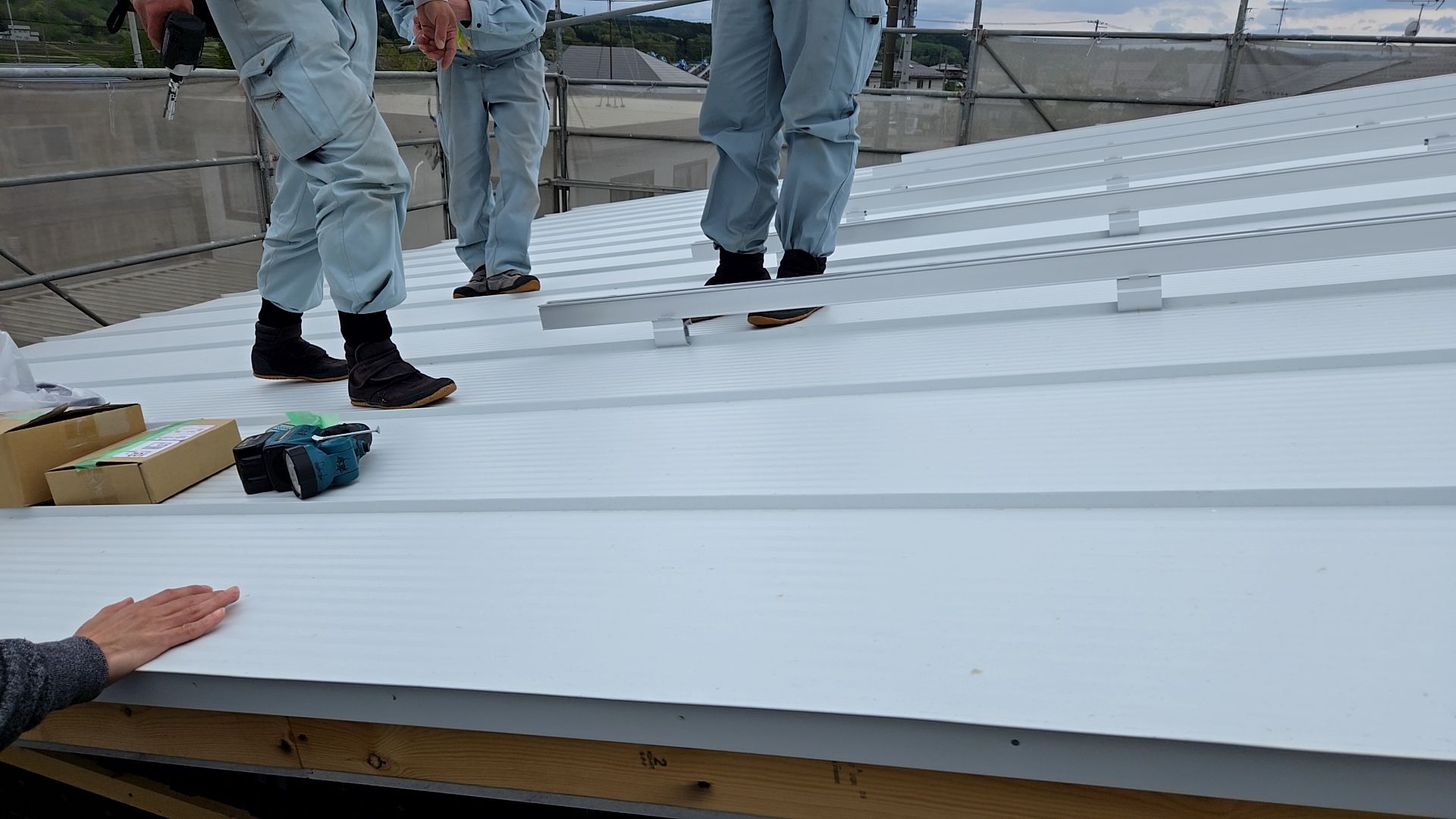 図面・仕様を確認しながら、間違いのないよう取り付けが行われています。