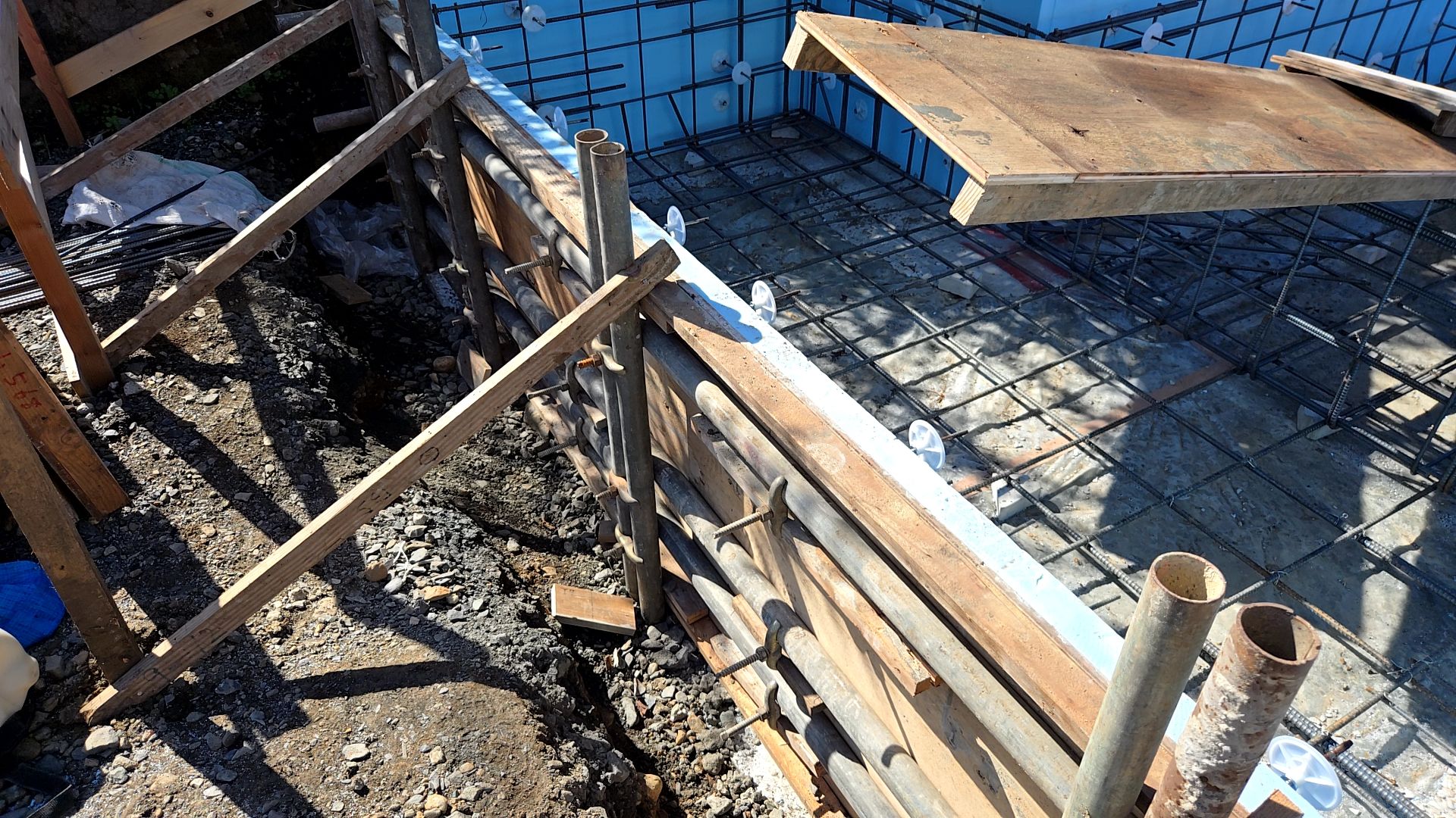 図面・仕様を確認し、間違いのないよう作業を進めております。