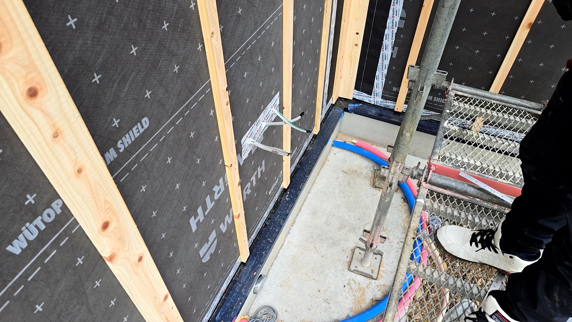 通気胴縁の施工の様子です。釘の打ちかた・めり込みに注意し作業を進めております。